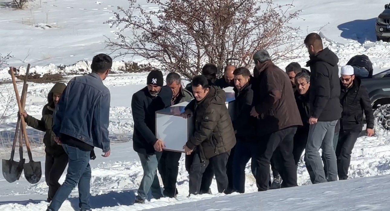 Kazada kaya parçasının isabet ettiği çocuk gözyaşları arasında toprağa verildi