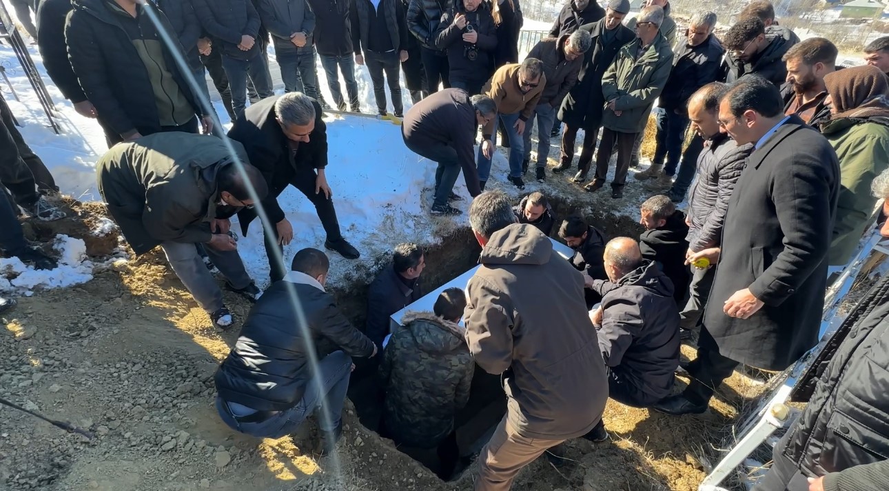Kazada kaya parçasının isabet ettiği çocuk gözyaşları arasında toprağa verildi