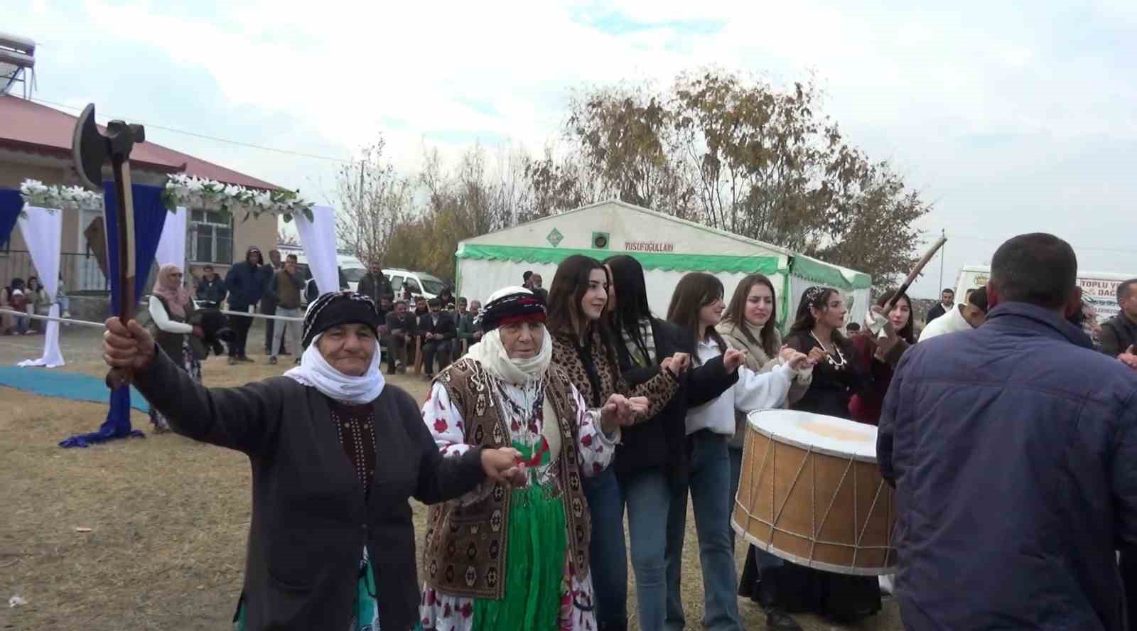Iğdır’da halay başını kimseye kaptırmayan teyzeden baltalı önlem
