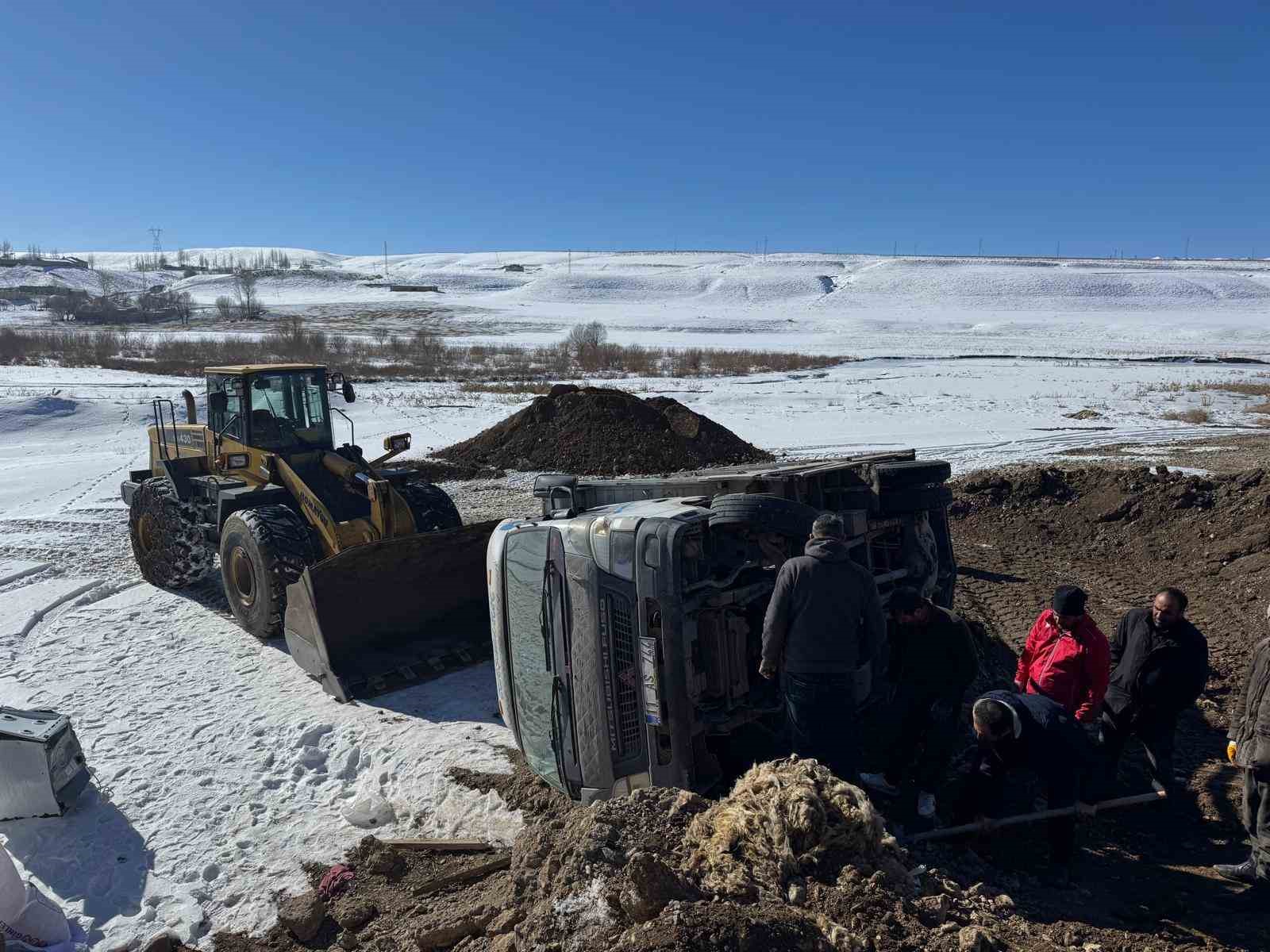 Kamyon şarampole yuvarlandı, sürücü yara almadan kurtuldu
