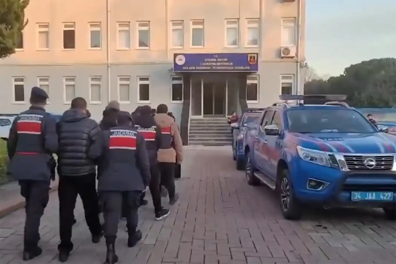 Onlarca ilde yapılan DAİŞ operasyonlarında 100 kişi gözaltına alındı     