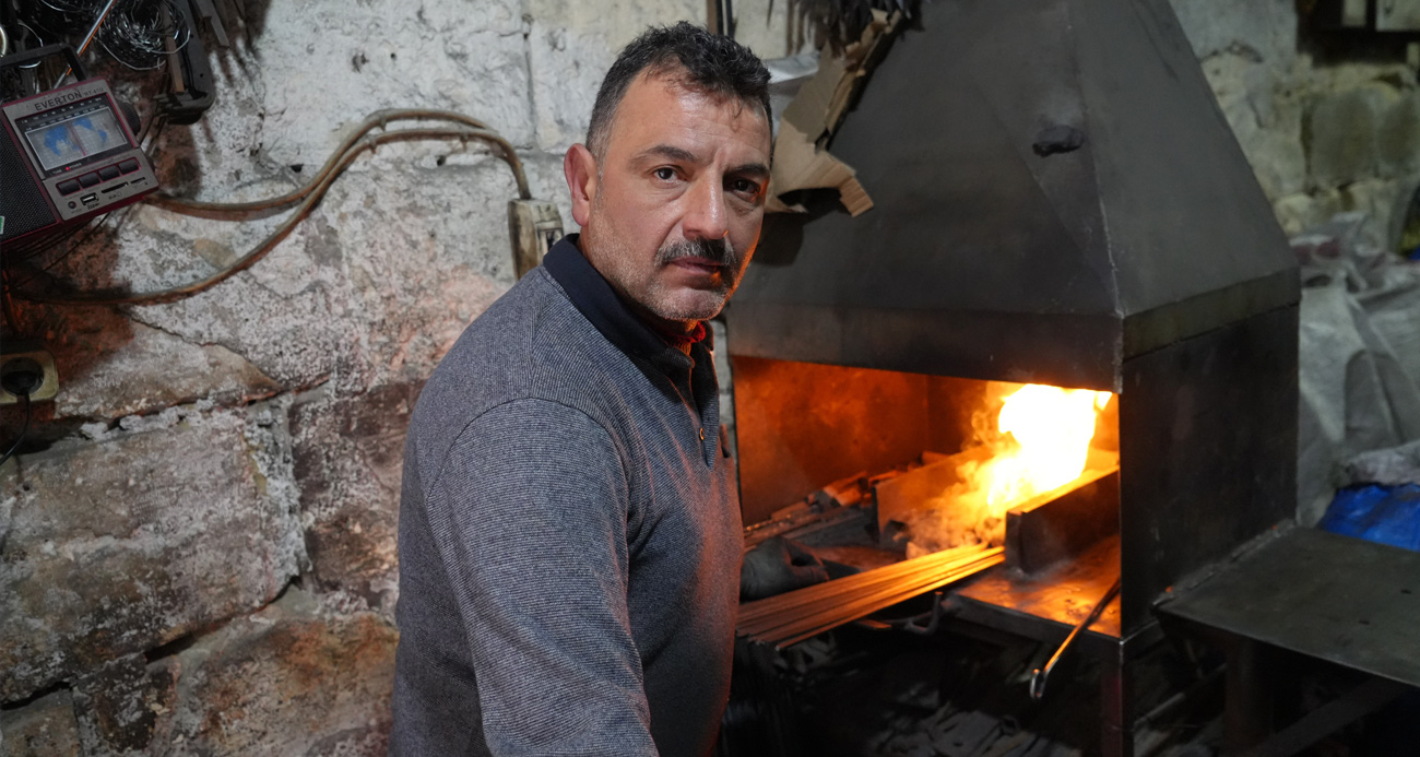 Kızgın ocağın başında hem demir dövüyor hem de ısınıyor