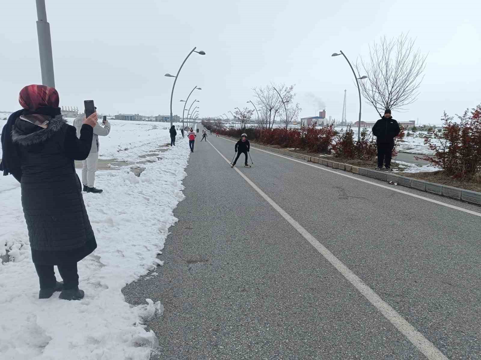 Muş’ta kayaklı koşu yarışması asfalt yolda yapıldı