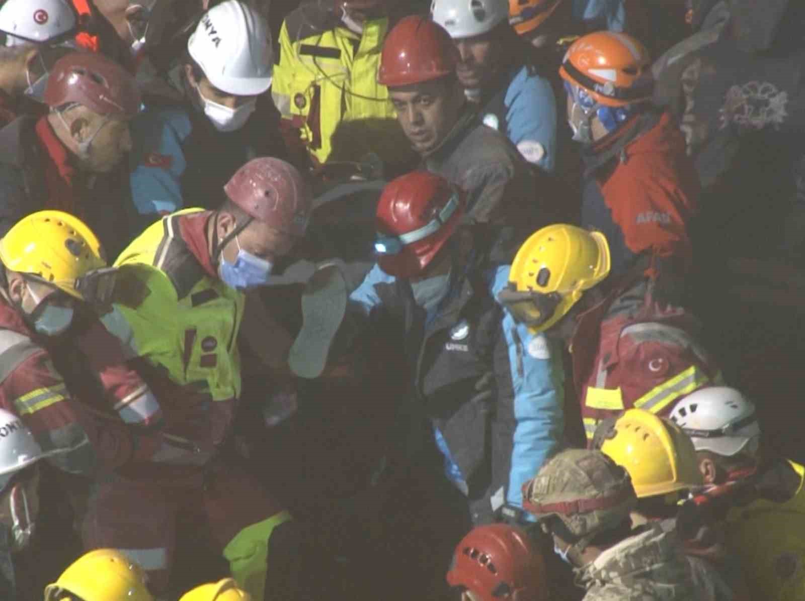 Çöken binanın enkazından 3’üncü yaralı da çıkarıldı