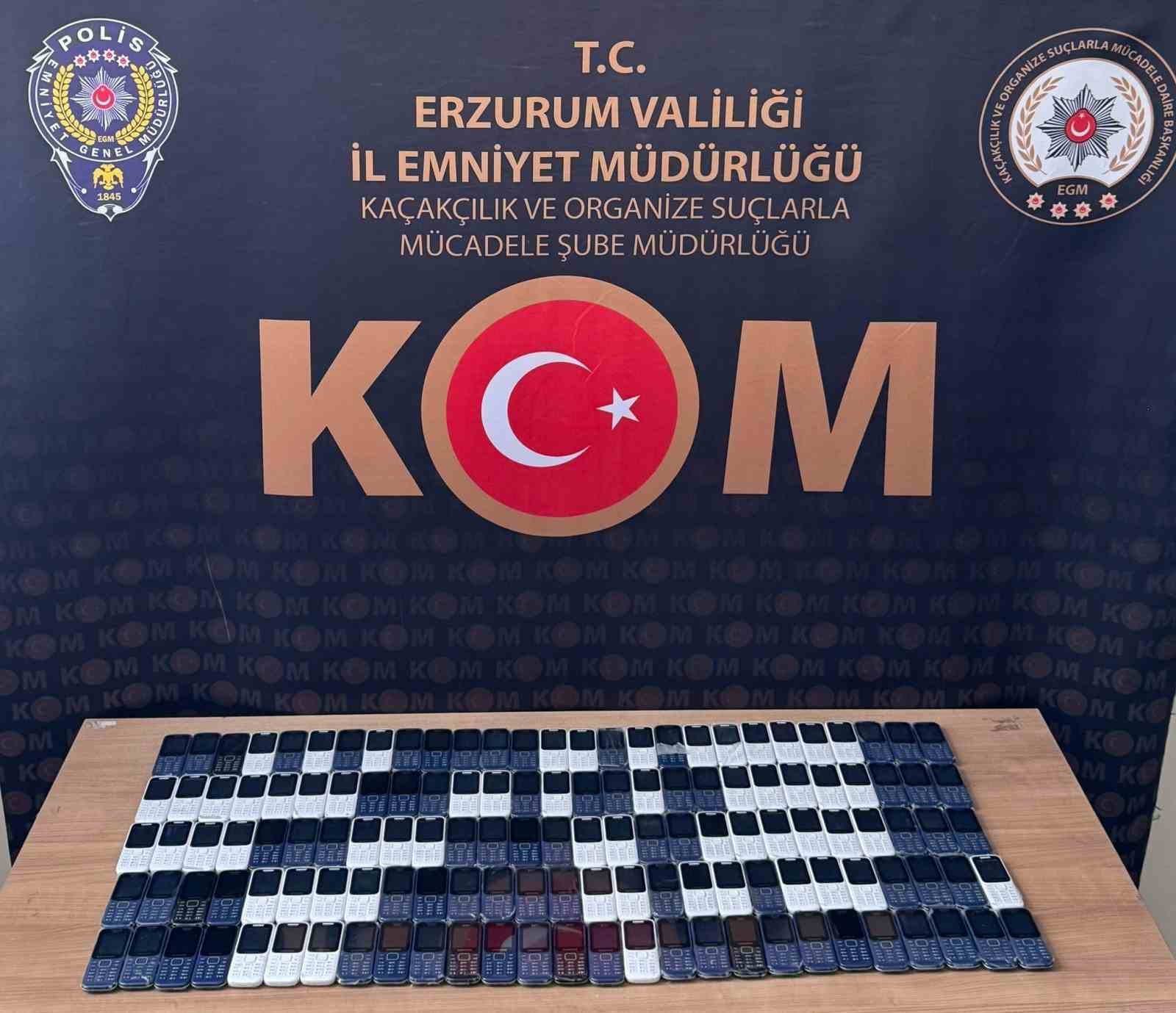 Erzurum’da Operasyon: 138 adet gümrük kaçağı cep telefonu ele geçirildi