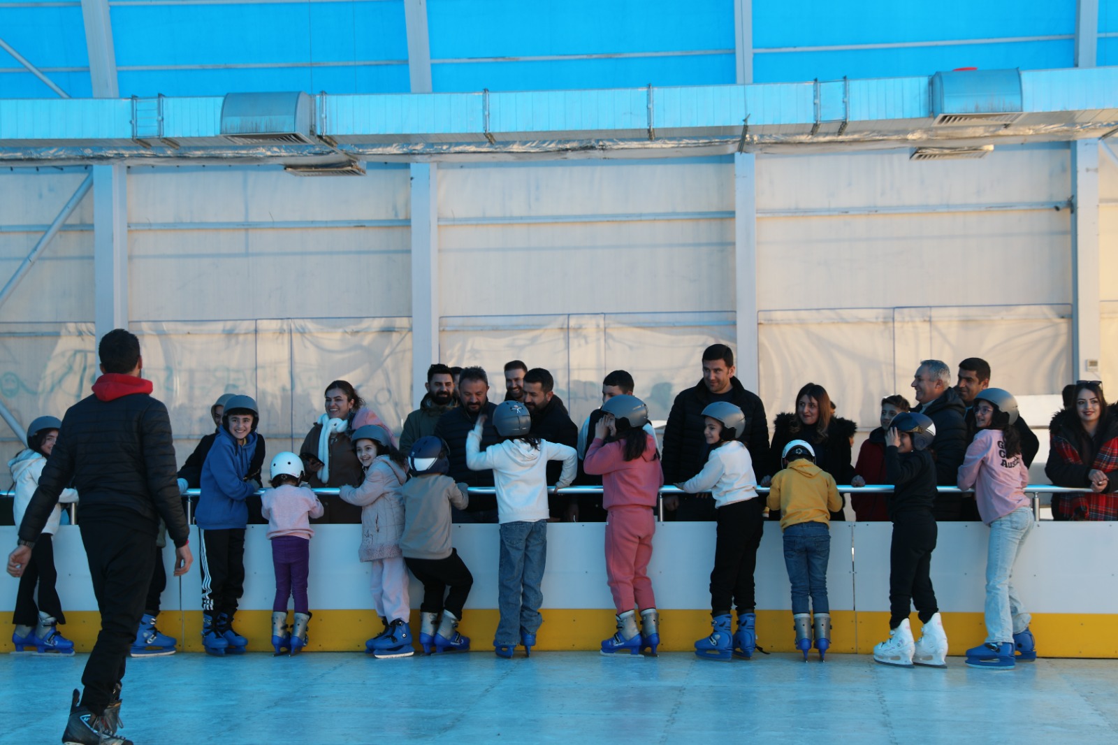 Van’da özel gereksinimli çocuklar buz pistinin keyfini çıkardı  