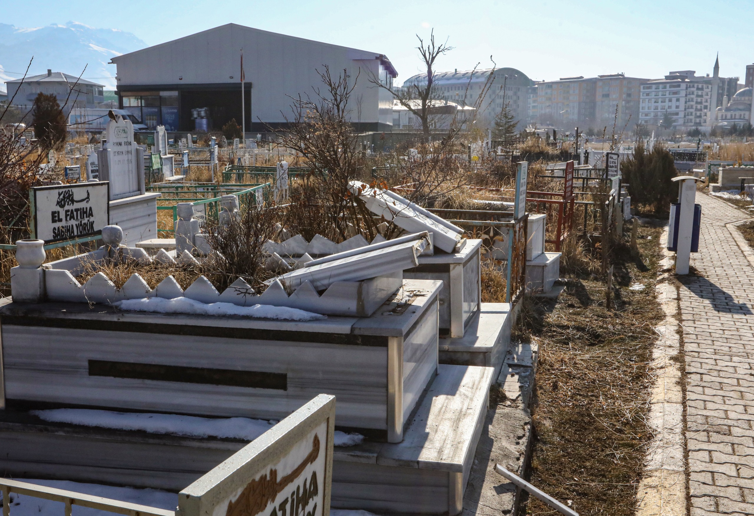 Van’da onlarca mezar tahrip edildi