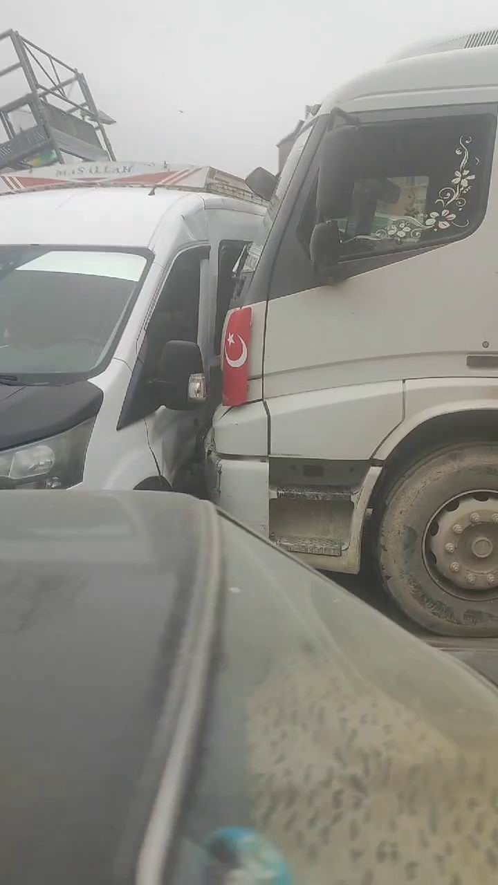 Freni boşalan kamyon 3 aracı biçti