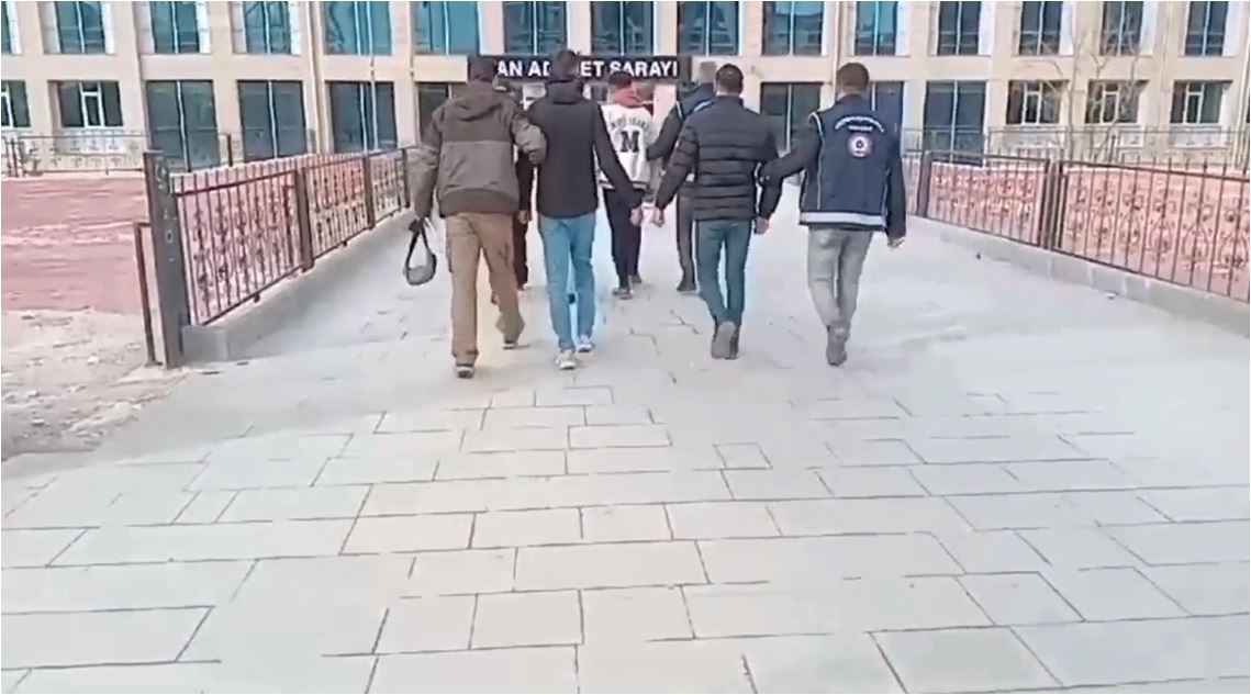 Van’da 10 göçmen kaçakçısı yakalandı