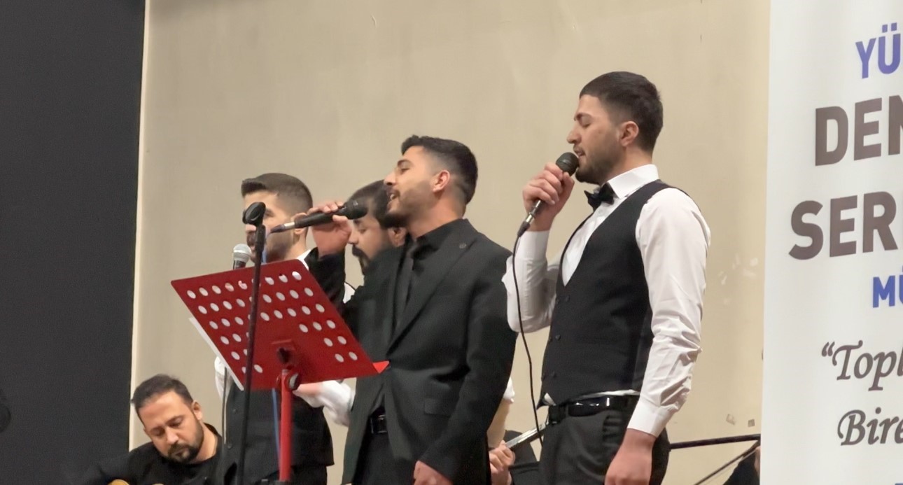 Hakkari’de öğretmen ve yükümlülerden müzik ziyafeti