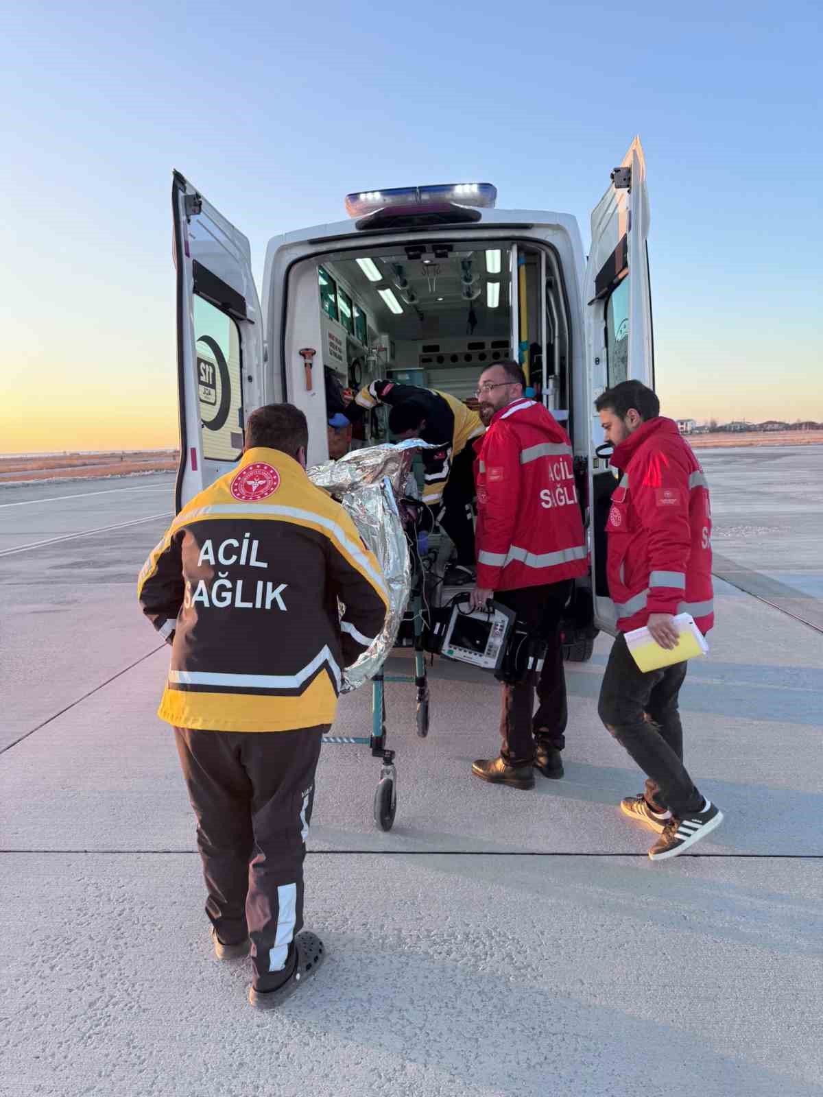 Hakkari’de tedavi gören hasta ambulans helikopterle Van’a nakledildi