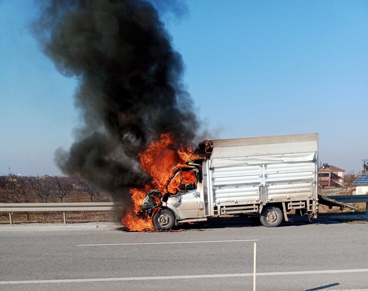 Hayvan yüklü kamyonet alev alev yandı