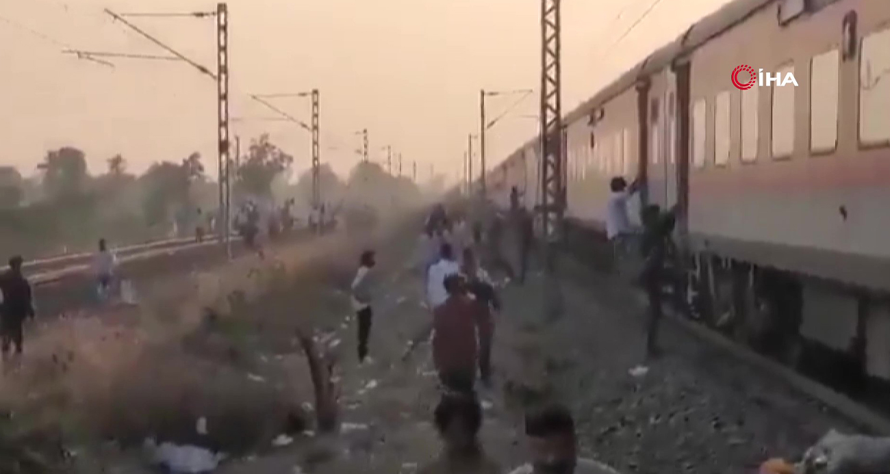 Hindistan’da raylara inen yolculara tren çarptı: 11 ölü, 5 yaralı