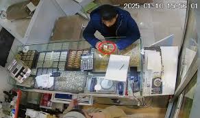 Kuyumcudan 105 bin liralık bilezik çalan hırsızlar kameralara yakalandı