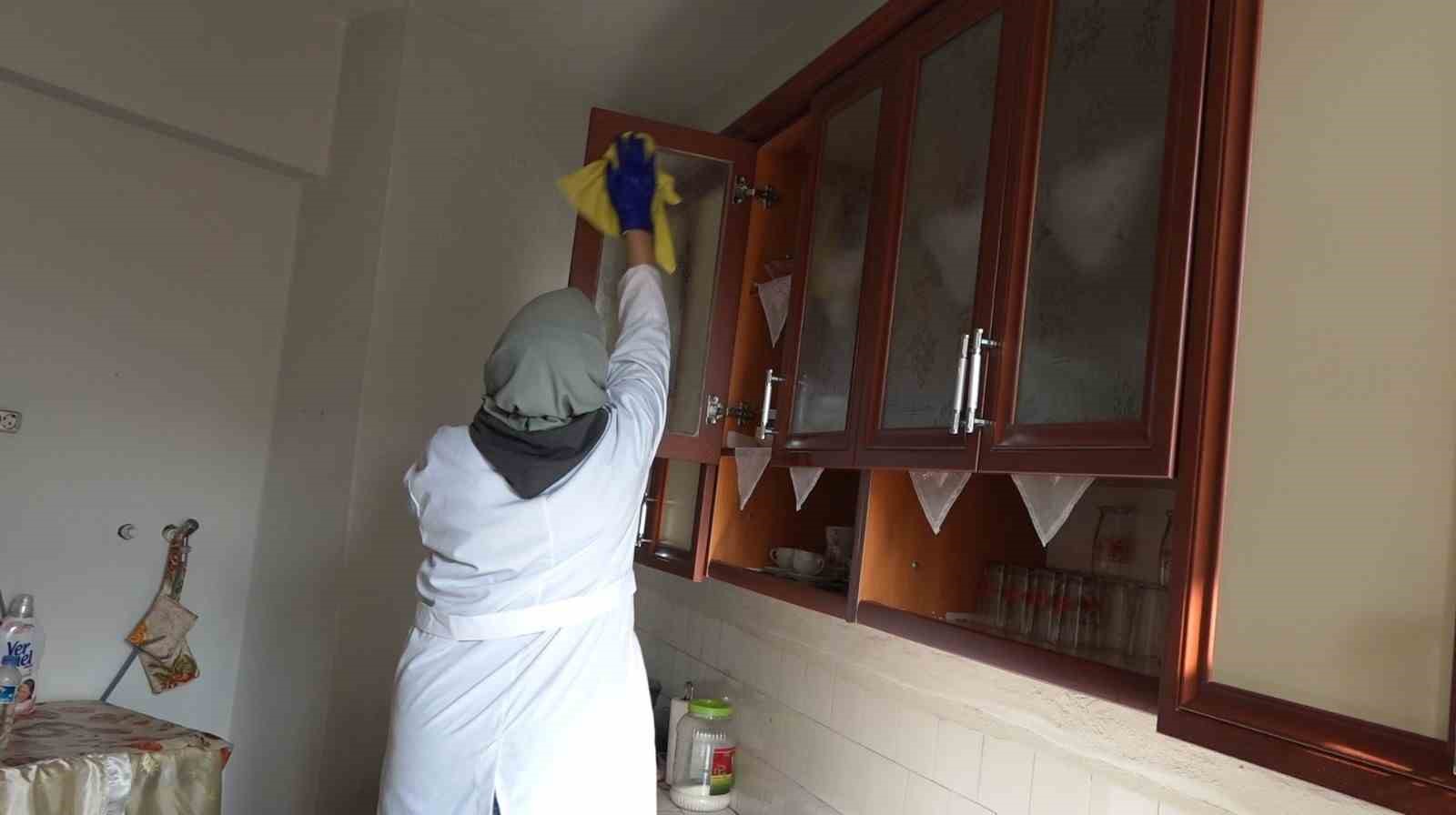 İhtiyaç sahibi vatandaşlara evde temizlik hizmeti sunuluyor