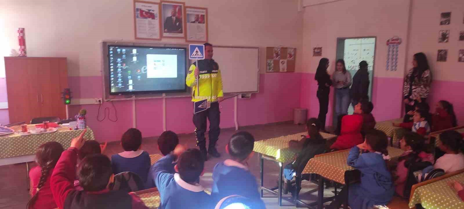 Jandarma’dan öğrencilere trafik eğitimi