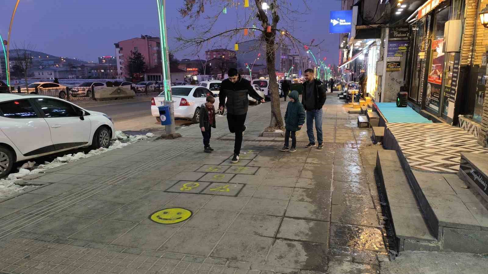 Kaldırıma sek sek çizen esnaf, caddeye neşe getirdi