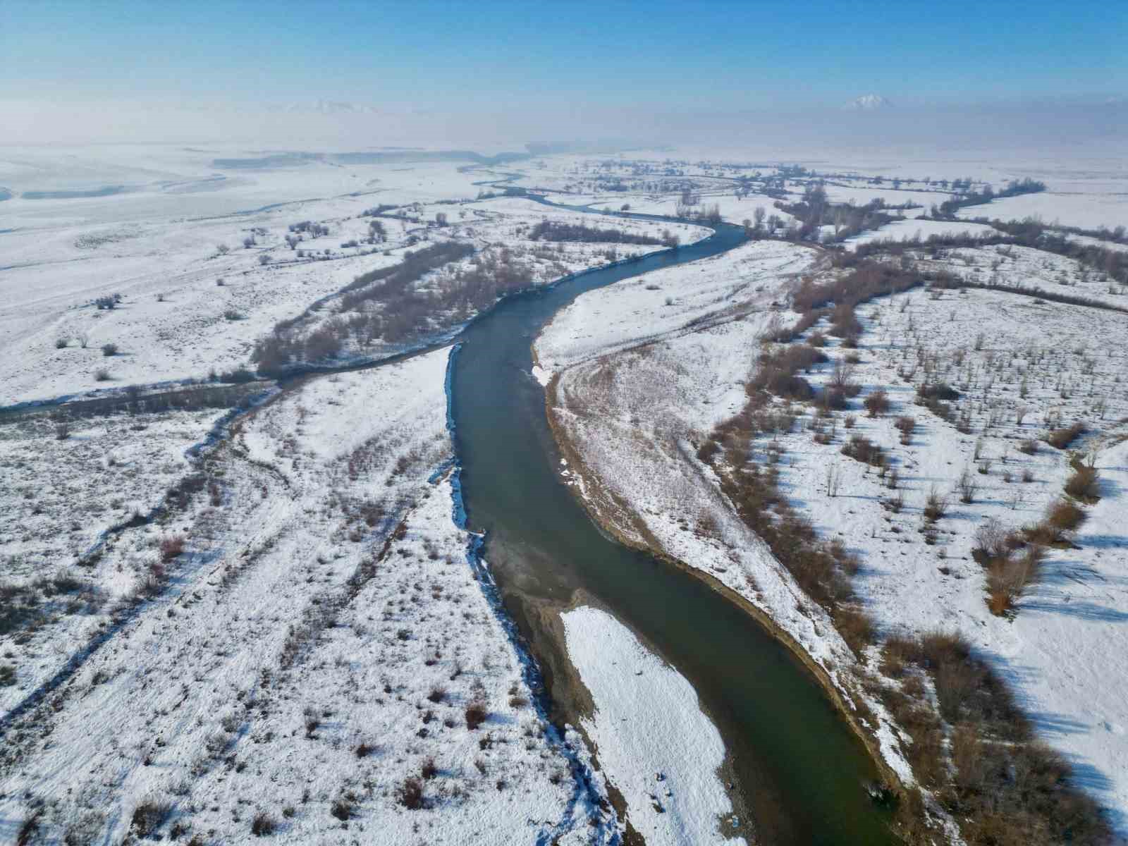 Karla kaplı menderesler göz kamaştırdı