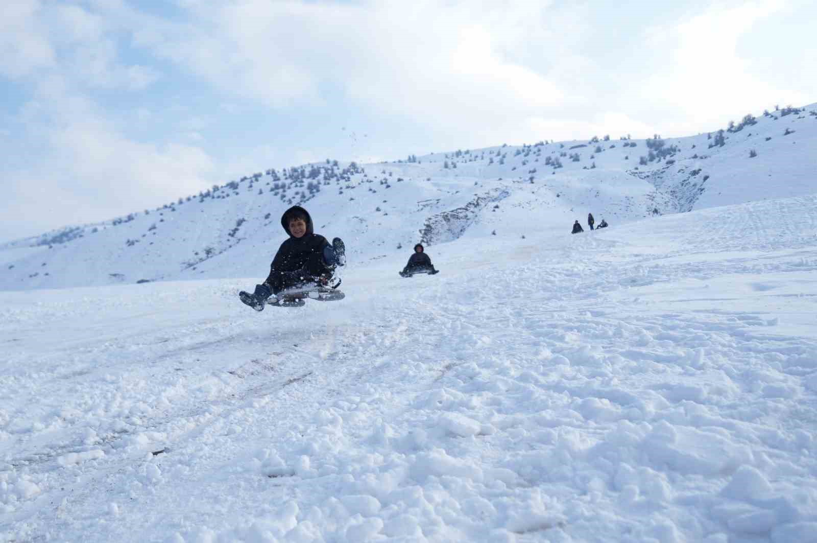 Kendi pistlerinde kayan çocukların eğlenceli anları