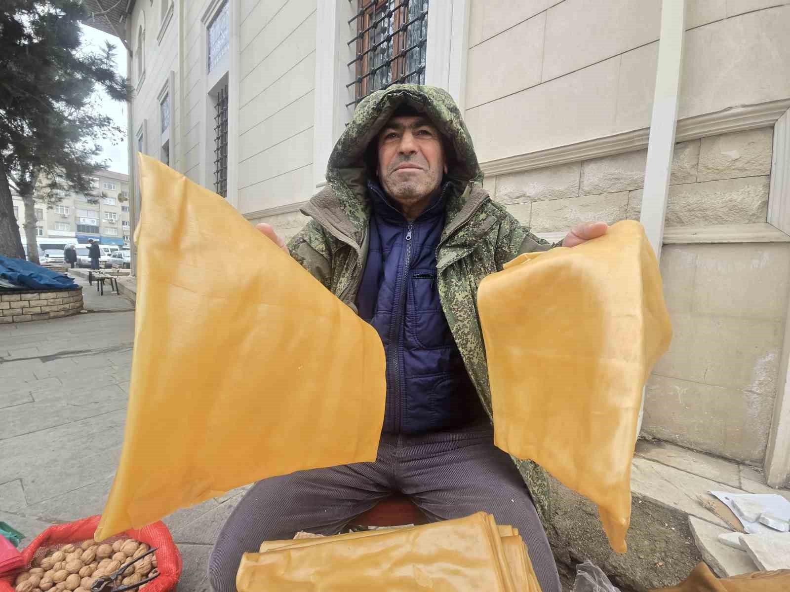 Özel toprakla mayalanan kış tatlısı ’pestil’ tezgahlarda