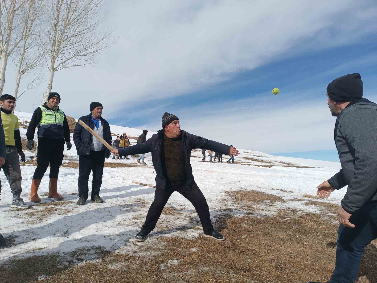 Saray usulü beyzbol: “Topa şeko” oyunu