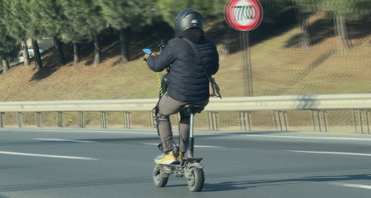 Hem kendi canını hem de trafiği tehlikeye attı