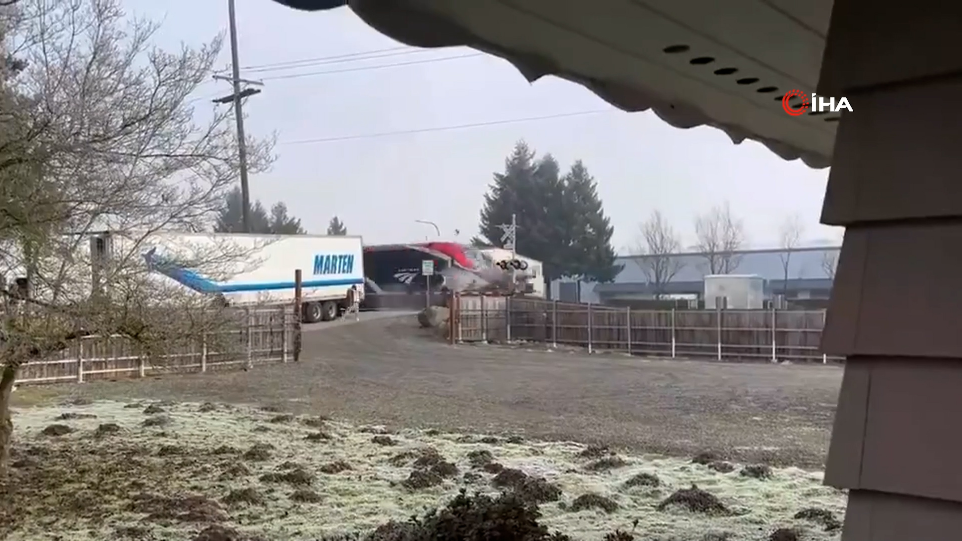 ABD’de yolcu treni hemzemin geçitteki tırı biçti