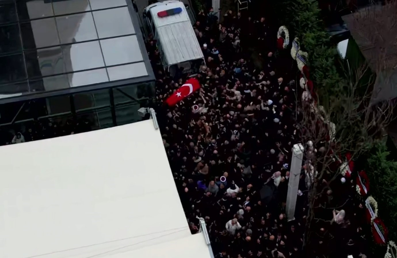 Binlerce seveni ünlü sanatçı Ferdi Tayfur’u son yolculuğuna uğurladı