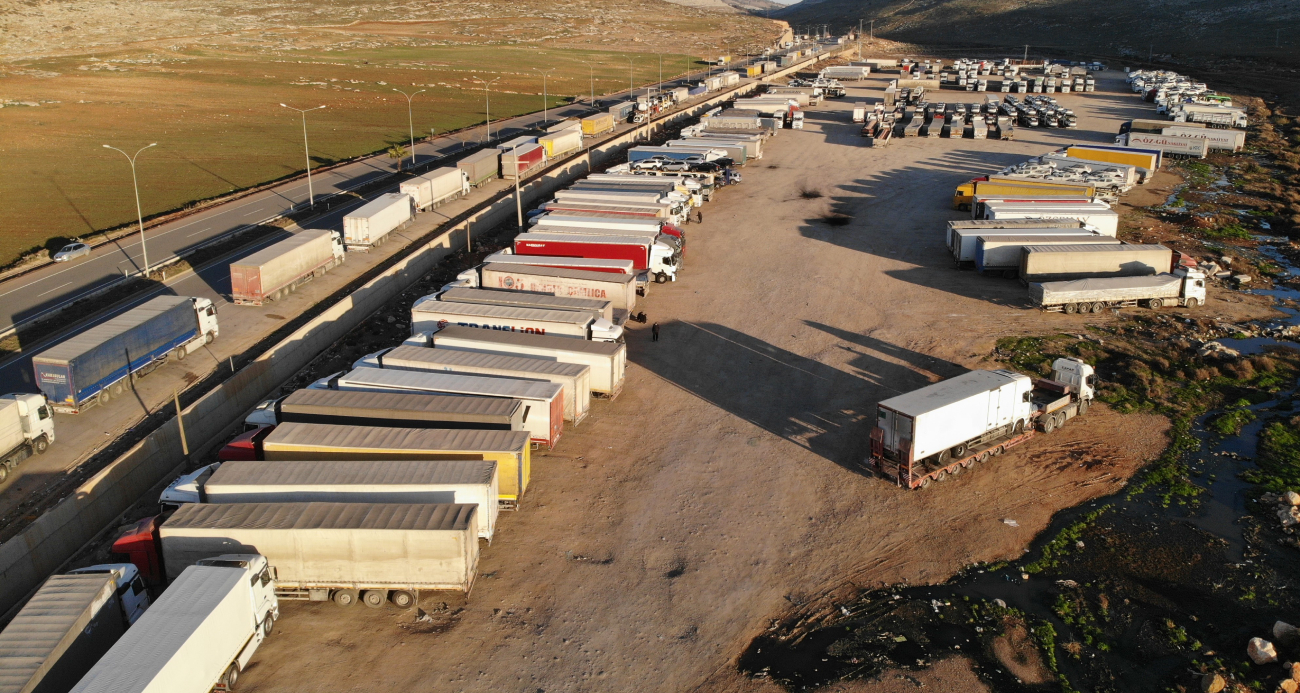 Suriye’ye geçmek için bekleyen tırlar uzun kuyruklar oluştu