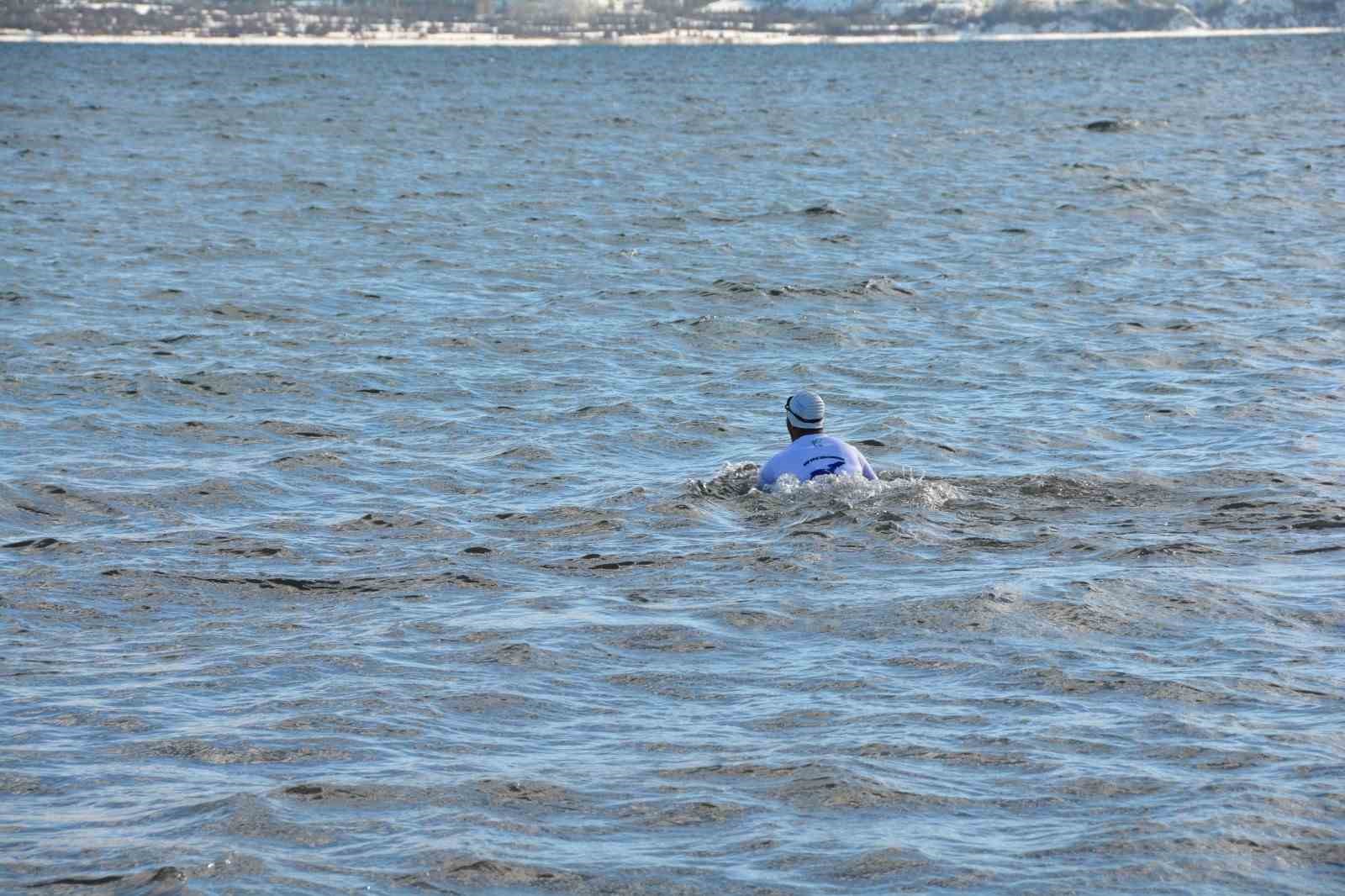 Van Gölü’ne dikkat çekmek için dondurucu soğukta göle girip, yüzdü