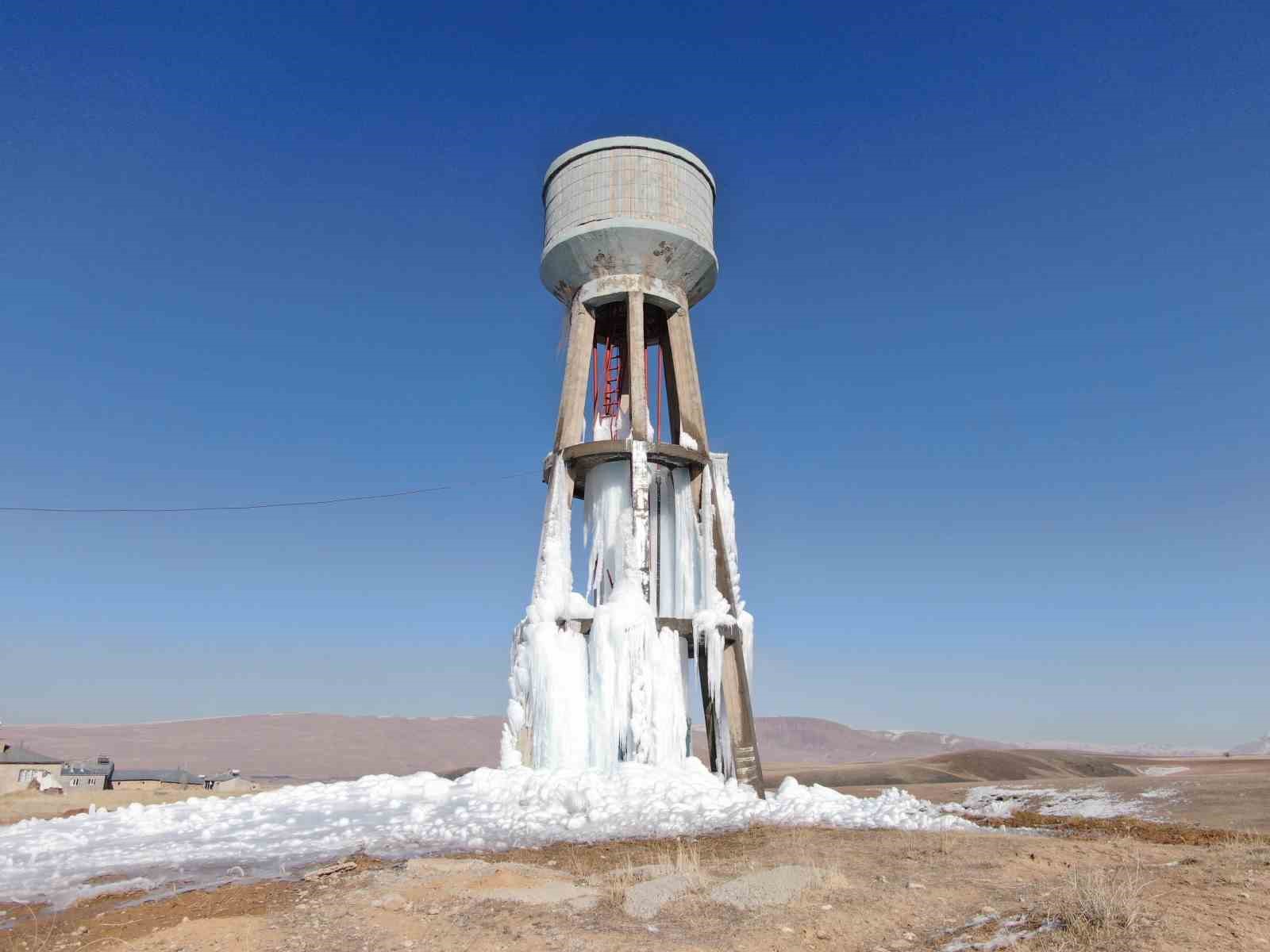 Van’da dondurucu soğukta su deposu dondu