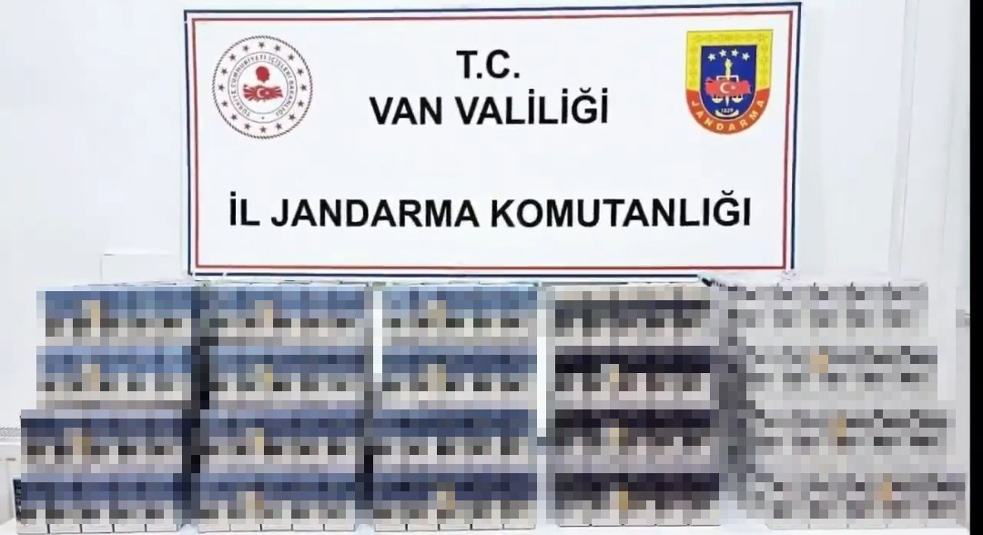 Van’da kayısı çuvallarının içerisinde kaçak sigara ele geçirildi