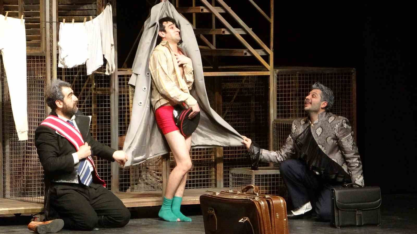 Van’da sahnelenen ‘Müfettiş’ oyunu izleyicilerden tam not aldı