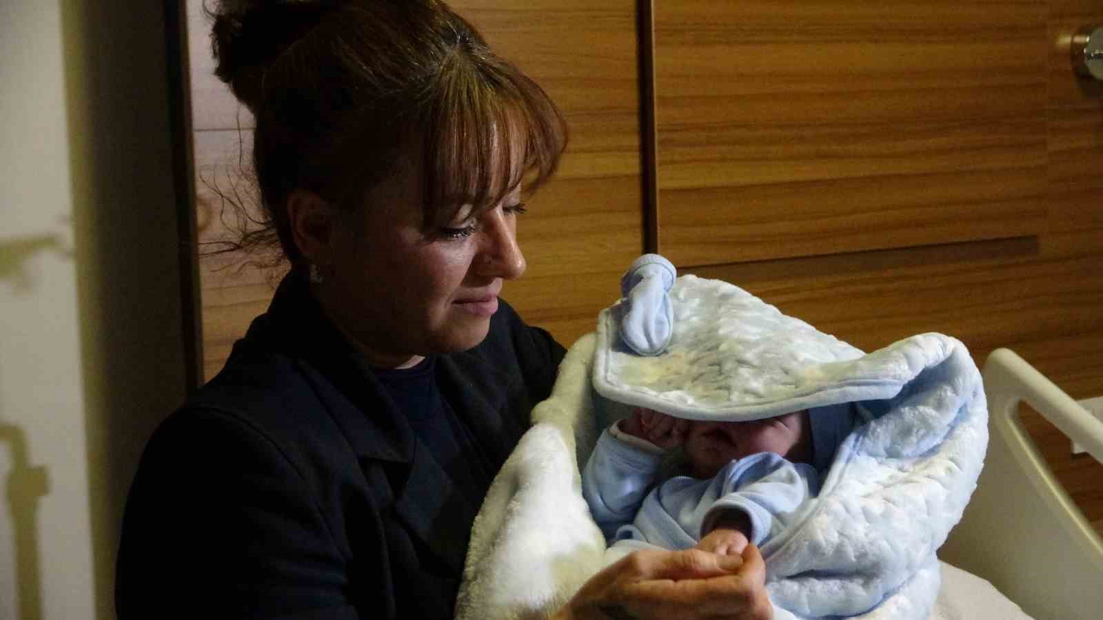 Van’da yeni yılın ilk bebeği dünyaya geldi