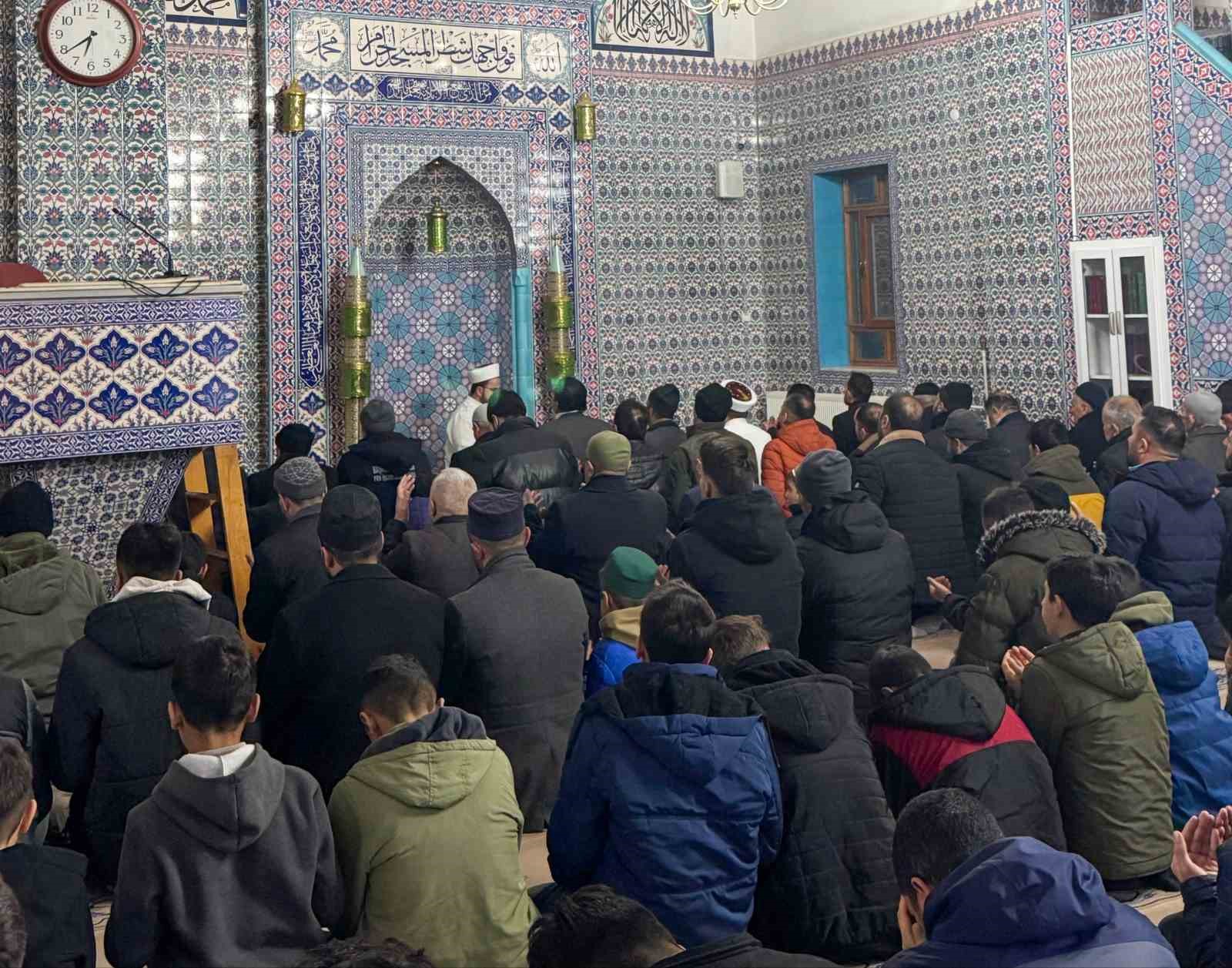 Van’da yeni yılın ilk sabahında camiler doldu