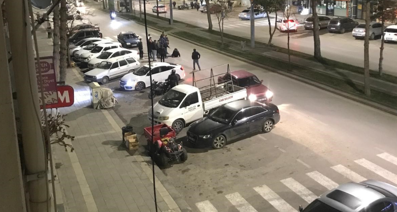 Tartıştığı kişiyi sokak ortasında silahla vurdu… O anlar kamerada