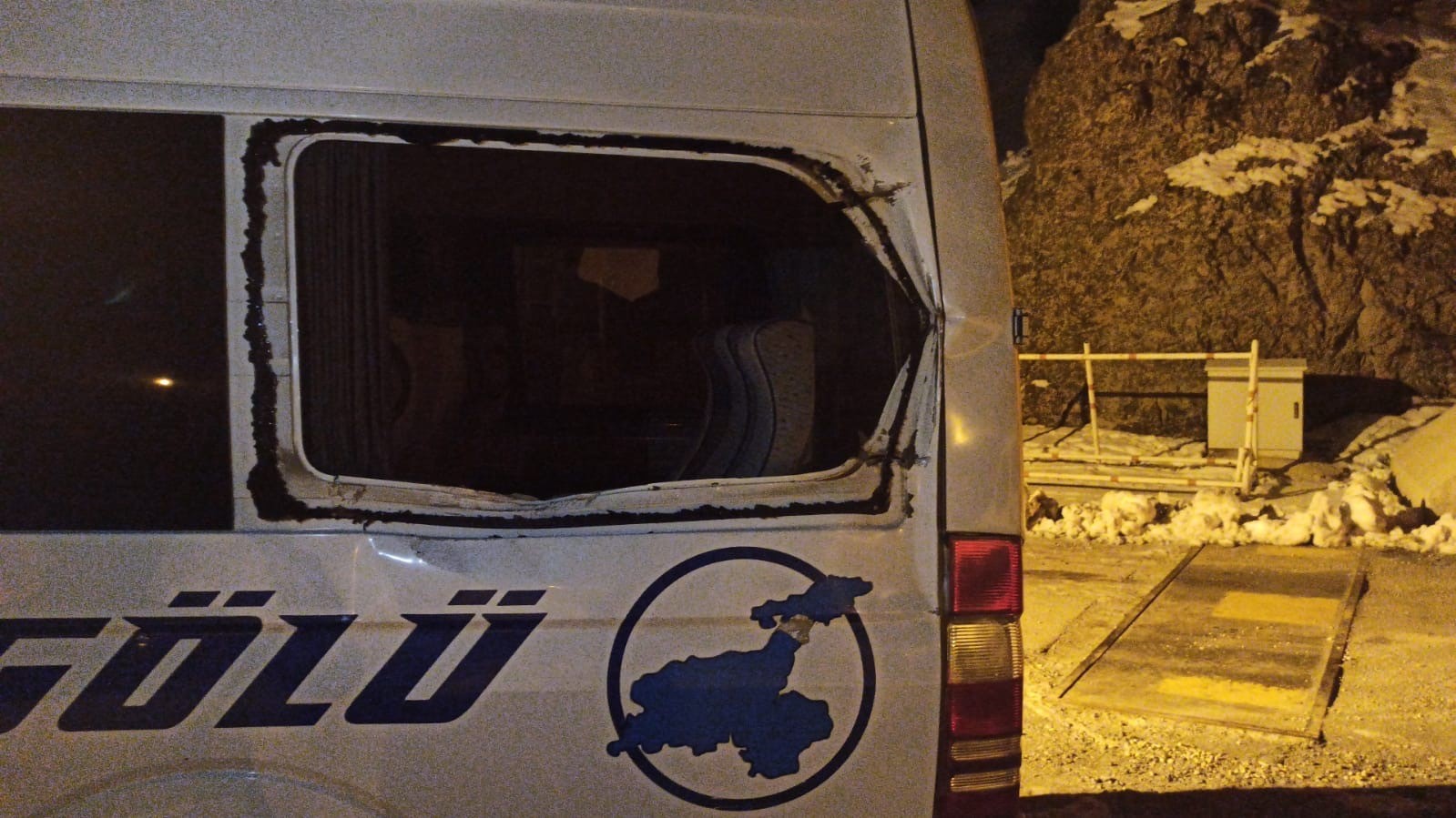 Yüksekova-Van karayolunda minibüsün üzerine kaya parçası düştü: 1 çocuk yaralandı