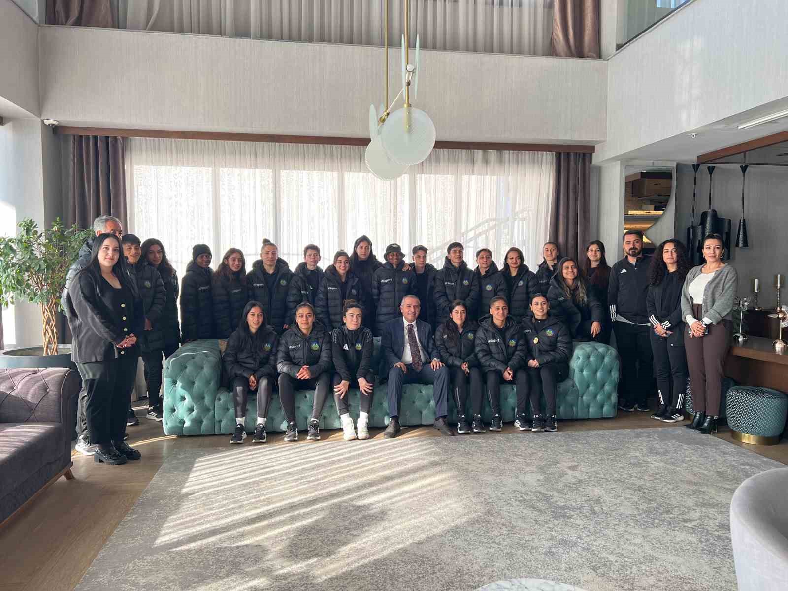 Yüksekovaspor Kadın Futbol Takımına moral kahvaltısı