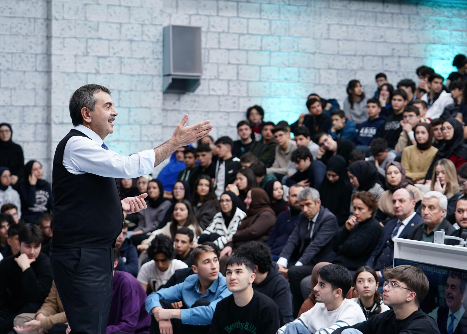 Bakan Tekin gençlerle buluştu