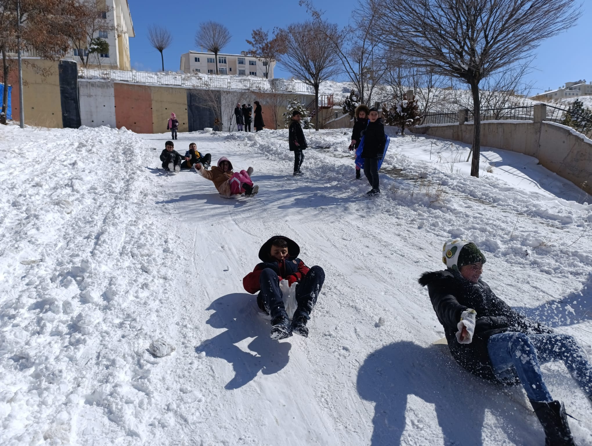 Van’da karın keyfini yine çocuklar çıkardı (VİDEOLU)