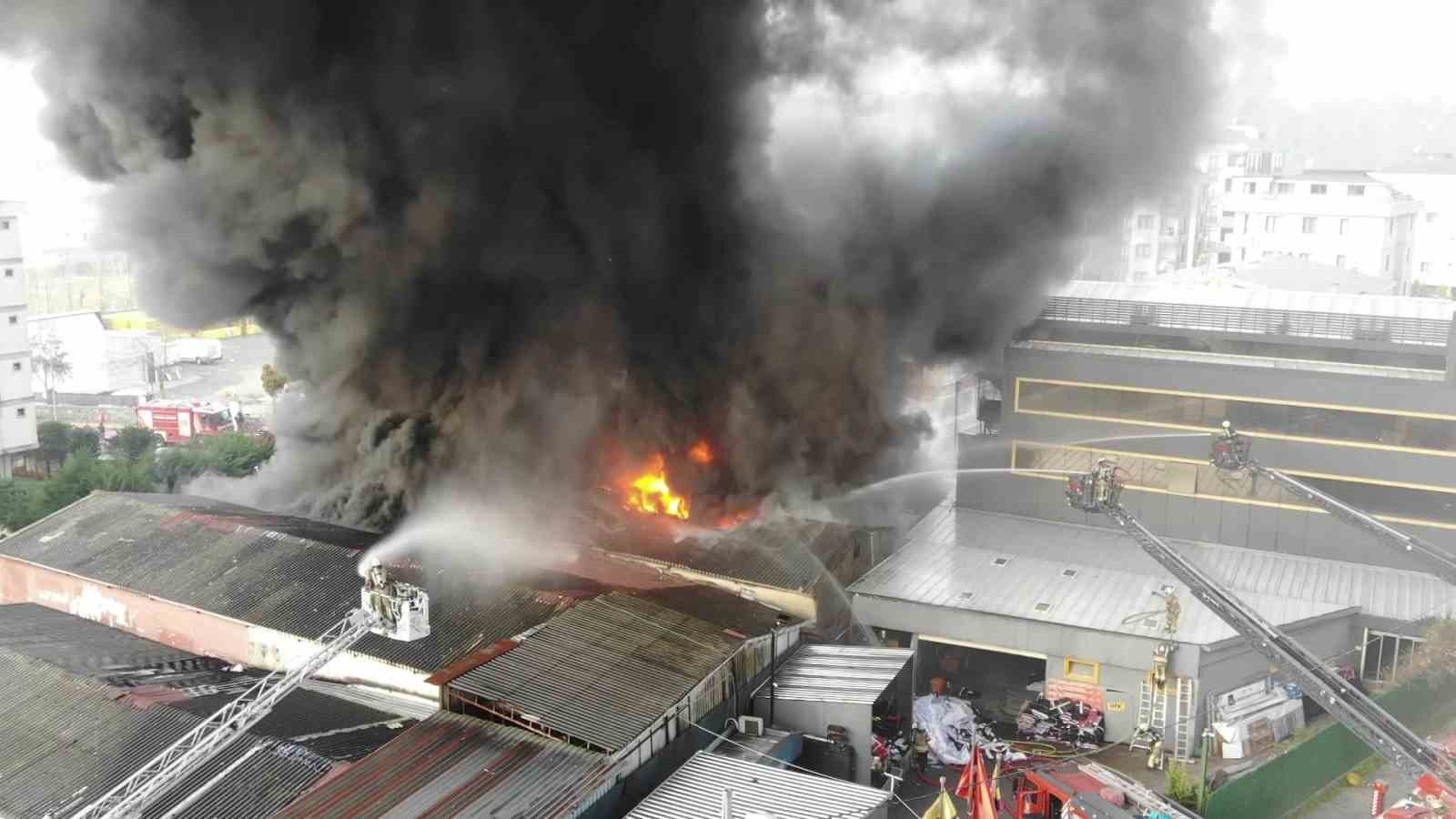 Çekmeköy’de lastik deposunda çıkan yangın havadan görüntülendi