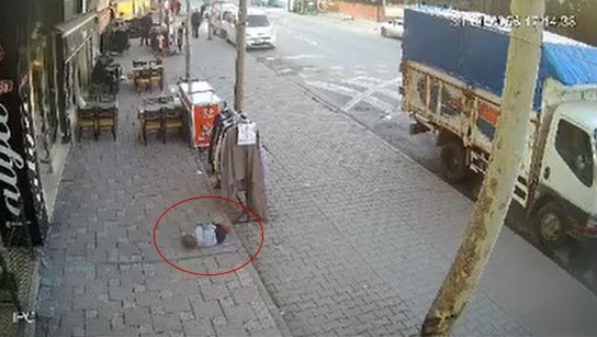 Esenyurt’ta 2 yaşındaki çocuk birinci kattaki balkondan aşağıya düştü