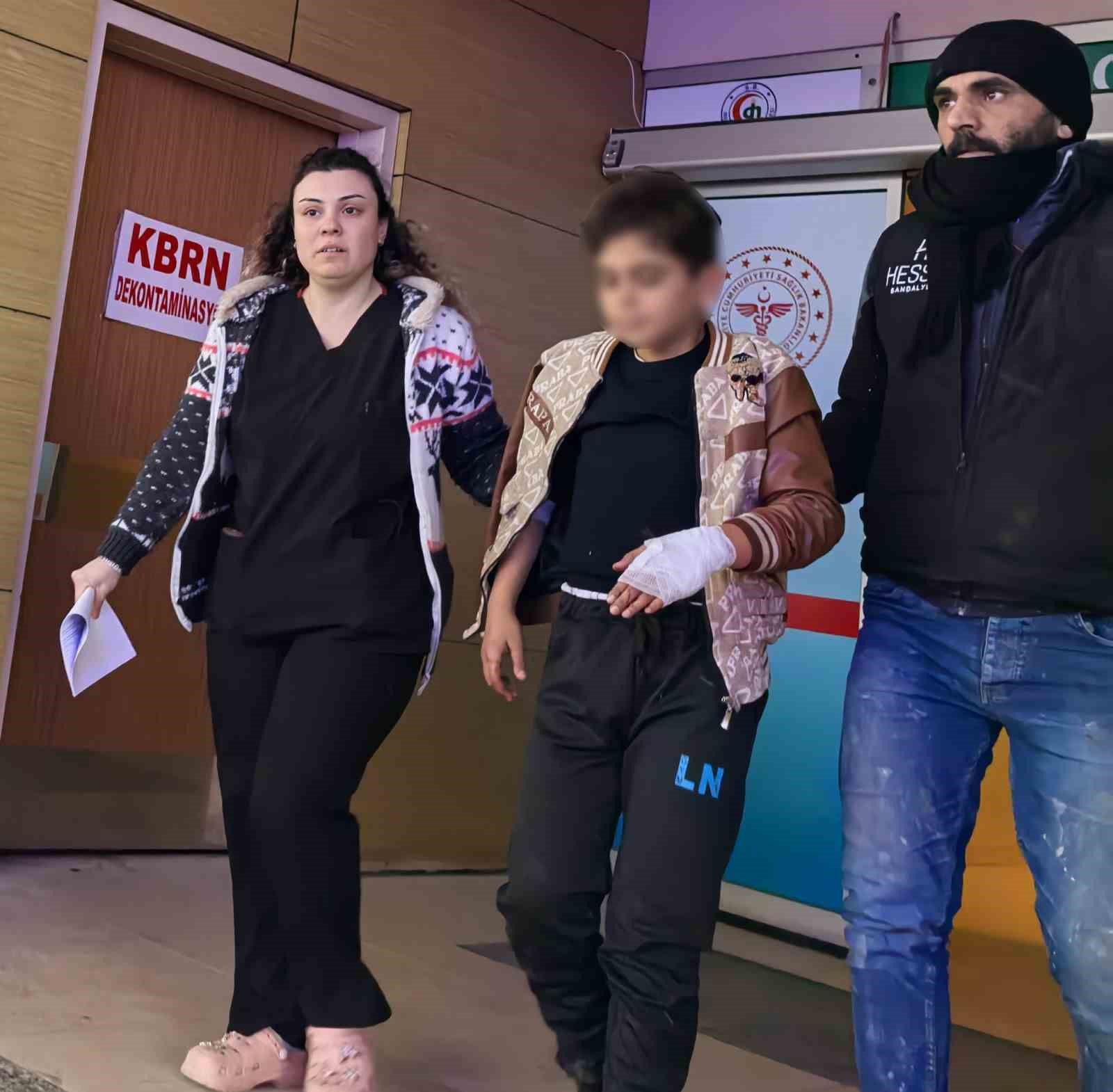 Okulun duvarına tırmanırken tel eline saplanan çocuk yaralandı