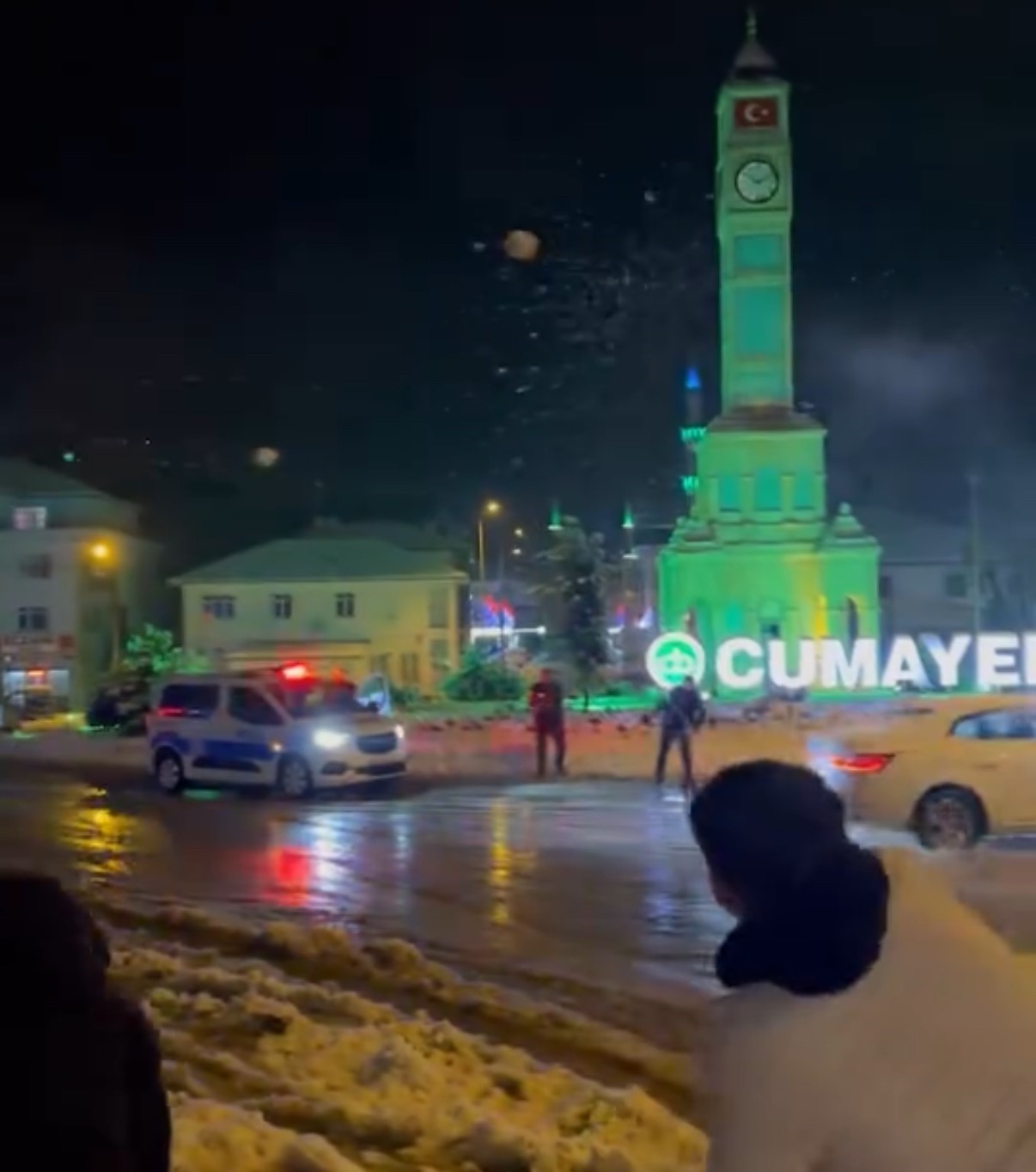 Polisler ve gençlerin kar topu eğlencesi