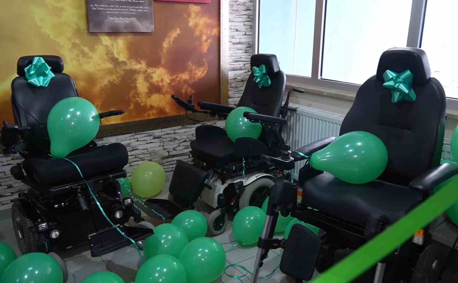 İl il geziyor, engelli bireylere elektrikli sandalye hediye ediyor