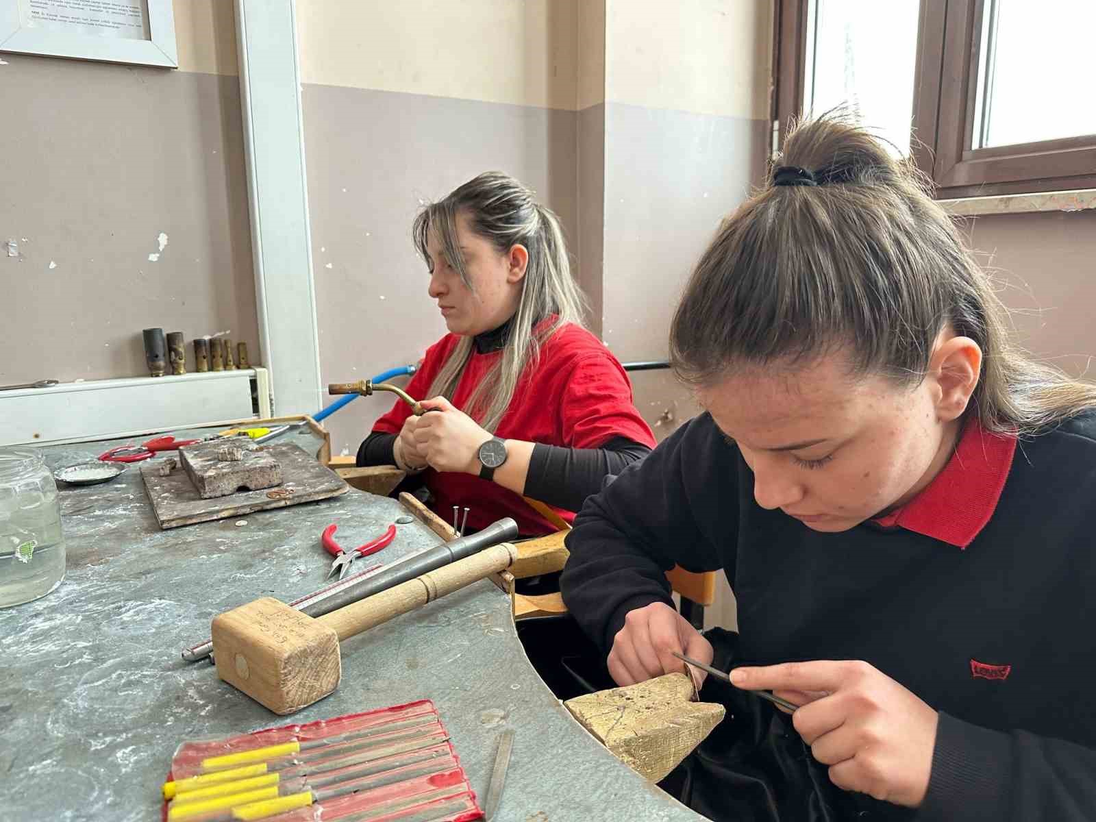 Takılar, öğrencilerin elinde şekilleniyor