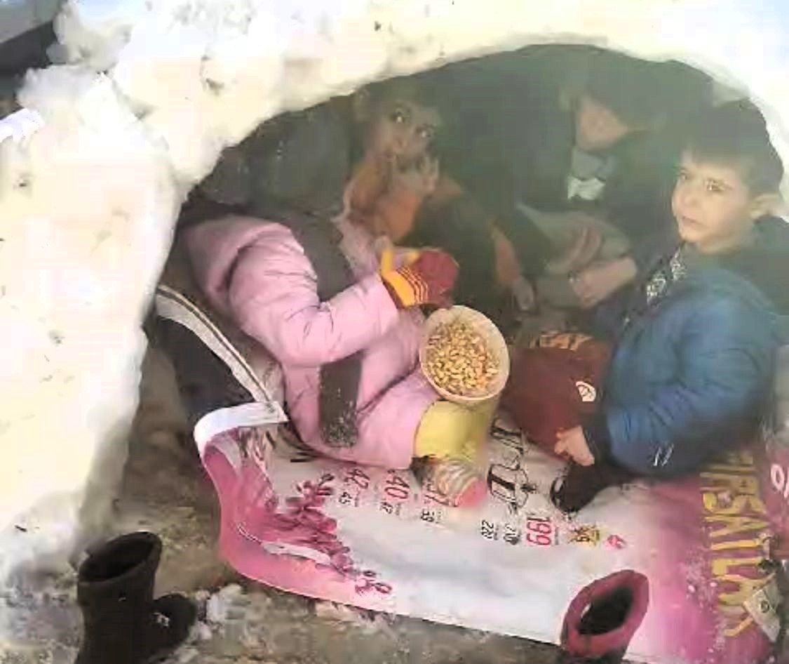 Çocukların kardan ev keyfi yürekleri ısıttı