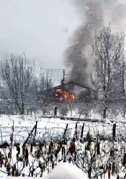 Sobadan çıkan kıvılcımlar 2 katlı evi kül etti