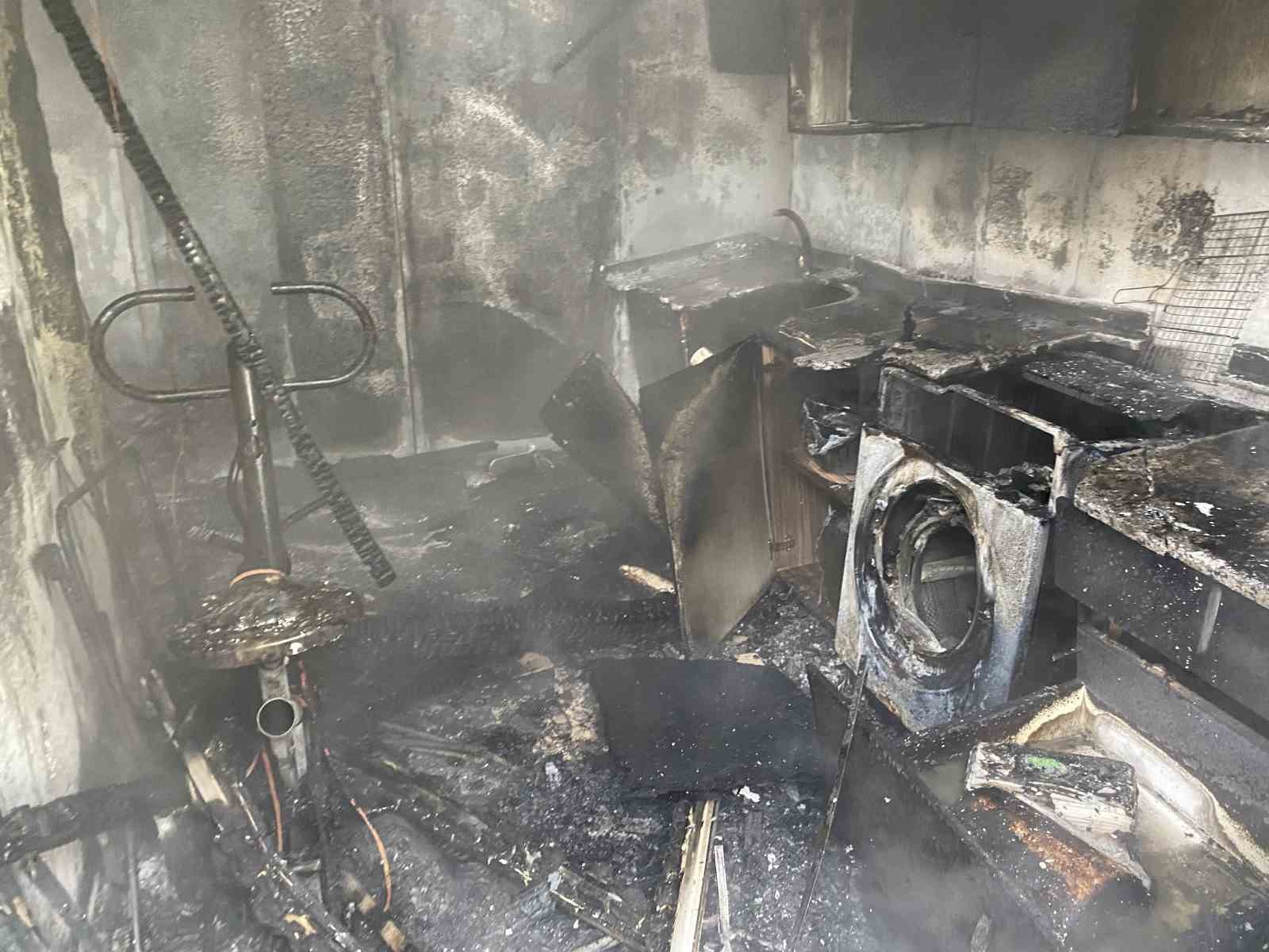 Prefabrik ev alev alev yandı: Eşyalar küle döndü