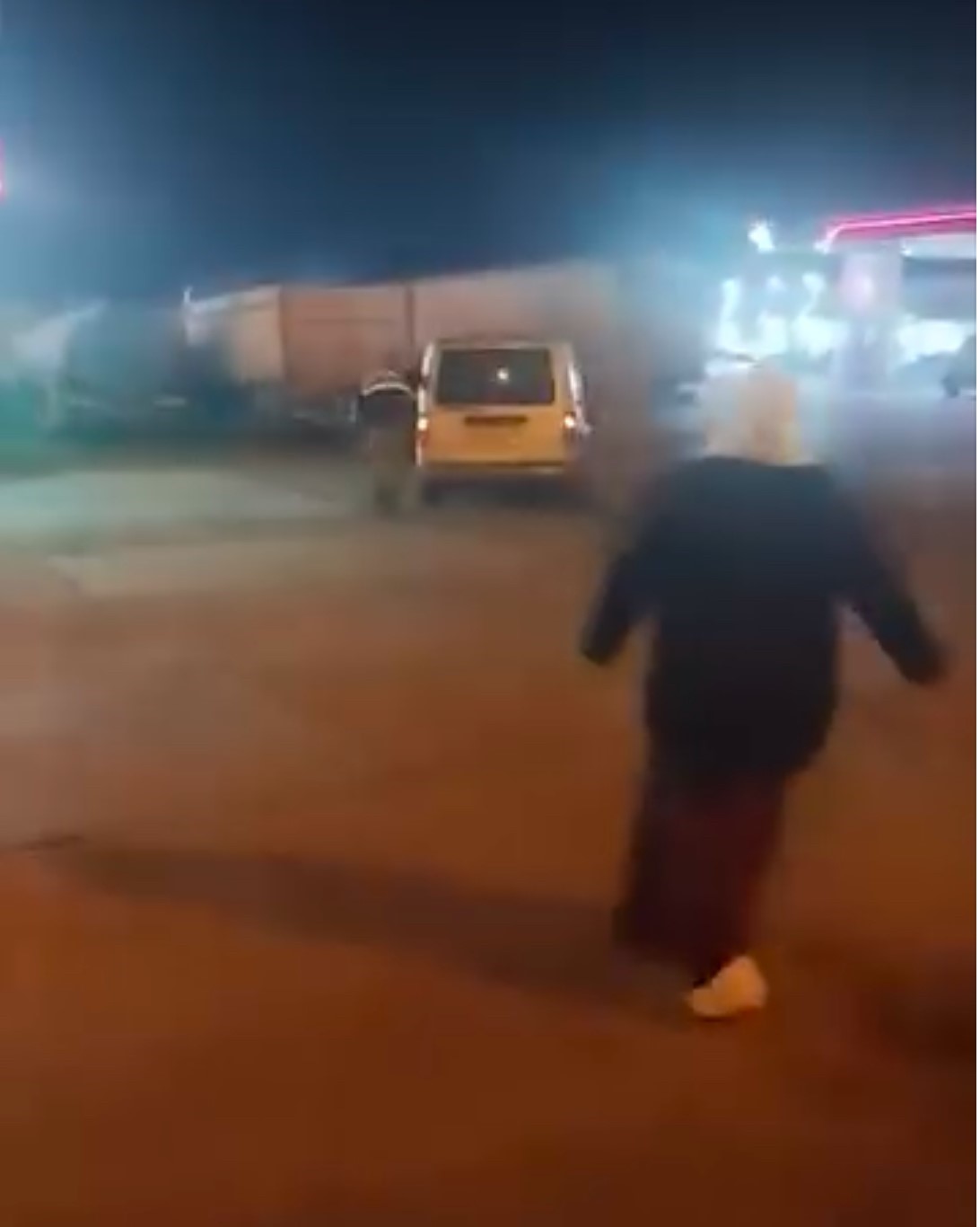 Yolda kalan sürücünün yardımına jandarma koştu